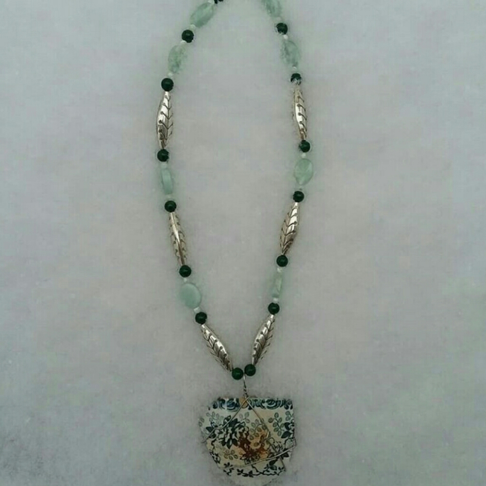 Green leaves necklace
